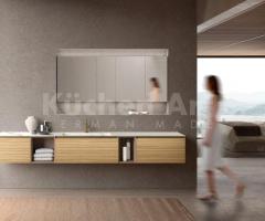 Salle de Bains Minimaliste avec Meubles Suspendus et Vasque Intégrée en Grès Calacatta